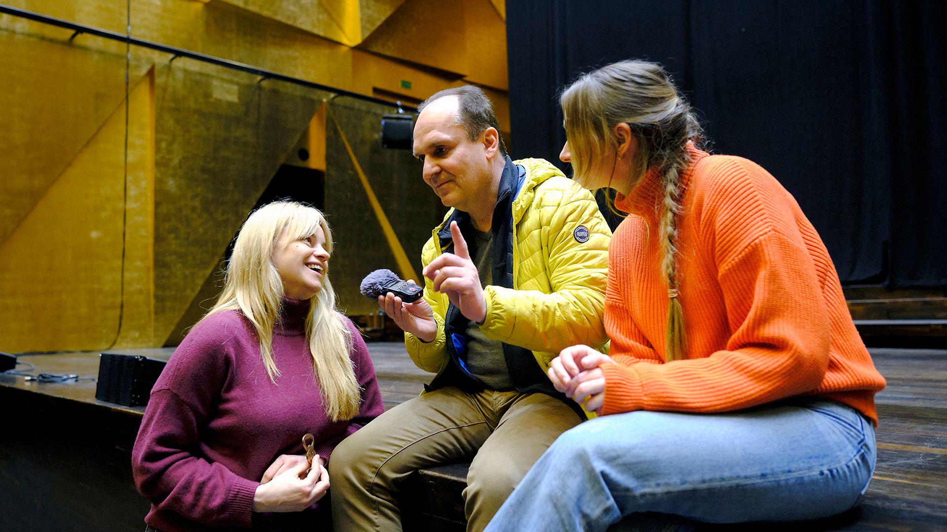 Moderator Ingo Ruff im Gespräch mit Stadtführerin Katarzyna Jackowska in der Philharmonie Stettin (Szczecin)