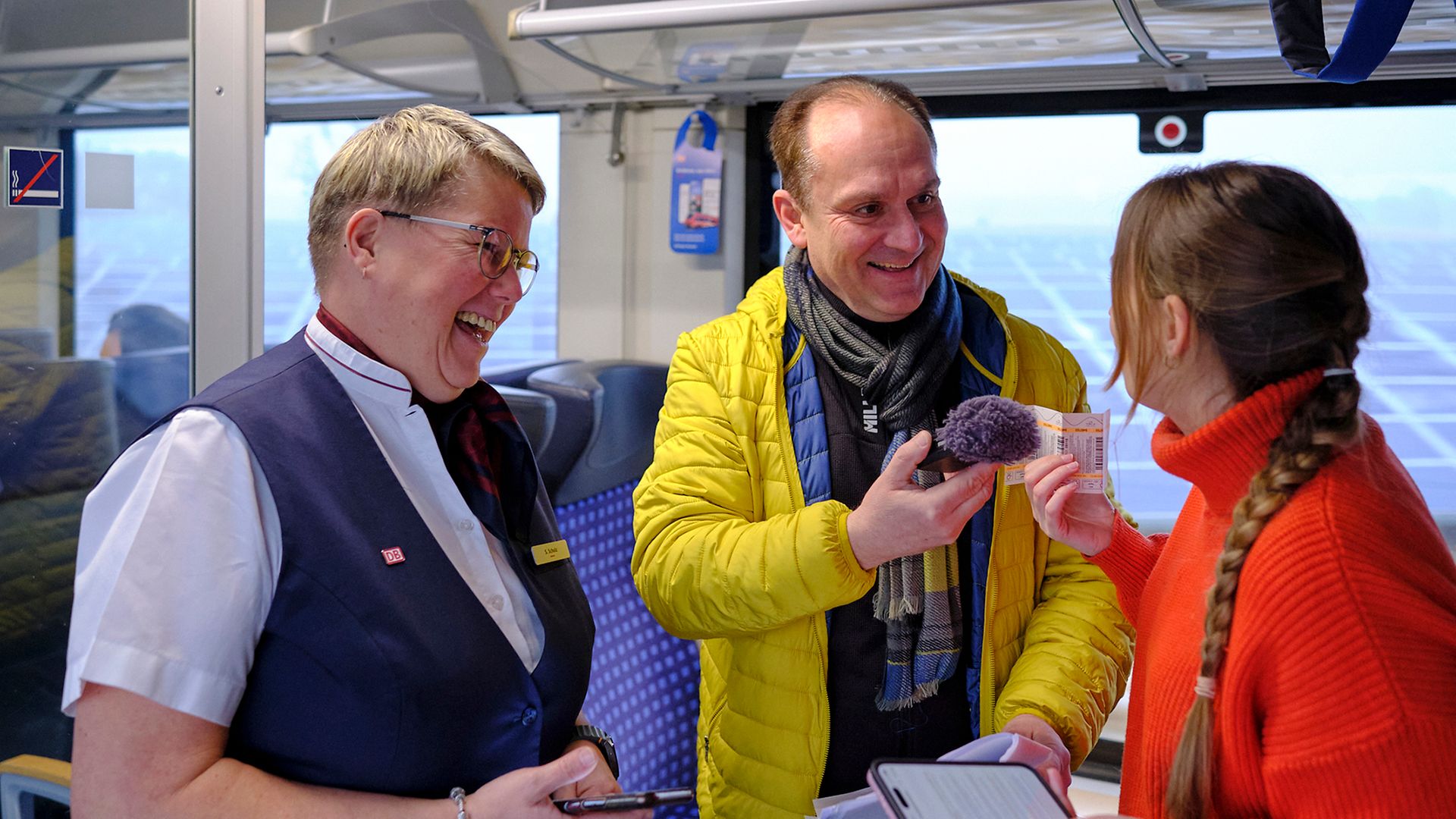 Das Podcast-Team Ingo Ruff und Maike Bäßler im Gespräch mit Kundenbetreuerin Silke Schulz im Regionalexpress RE 4 