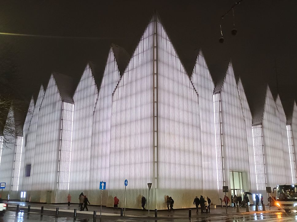 Die Philharmonie Stettin mit ihren markanten spitzen Giebeln leuchtet weiß vor dem Nachthimmel