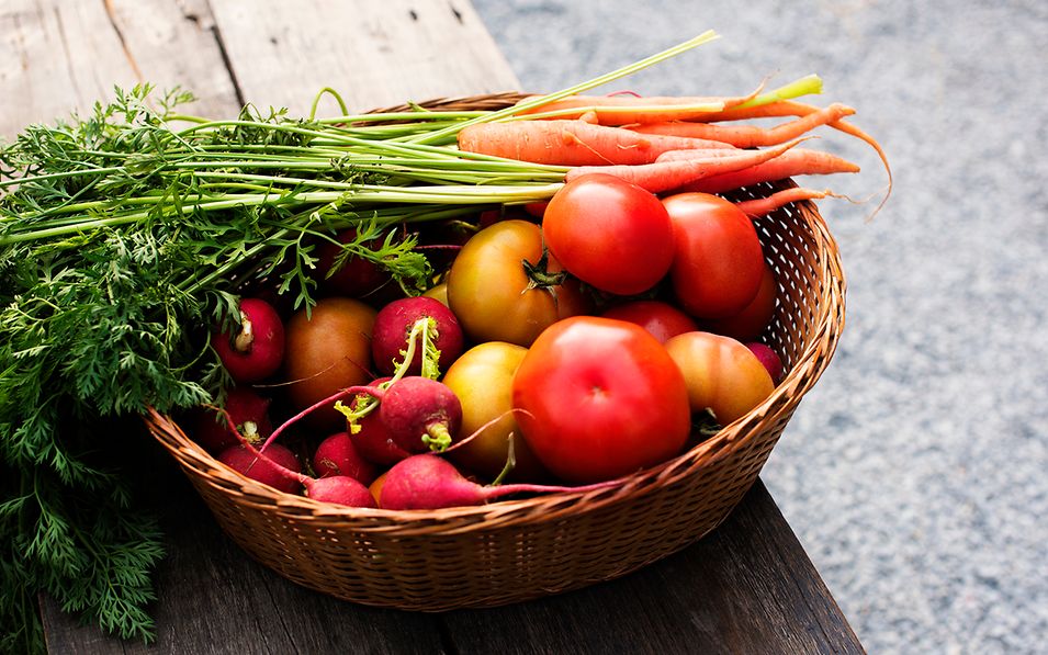 Bastkorb mit verschiedenen Gemüsesorten auf einem Tisch