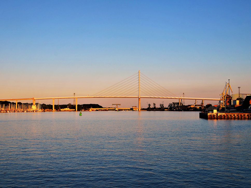 Blick auf die Rügendammbrücke in Stralsund 