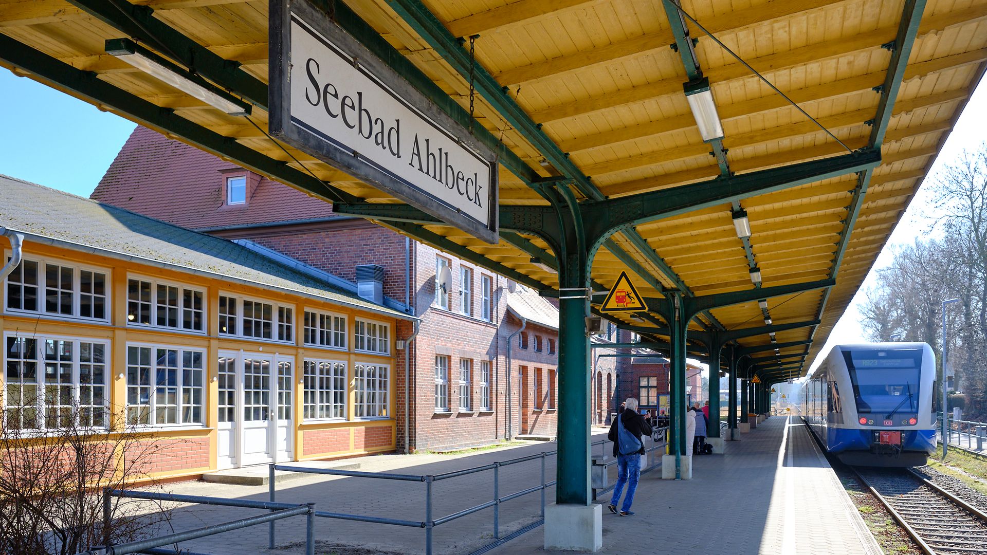 Bahnhof und Stationsschild "Seebad Ahlbeck"
