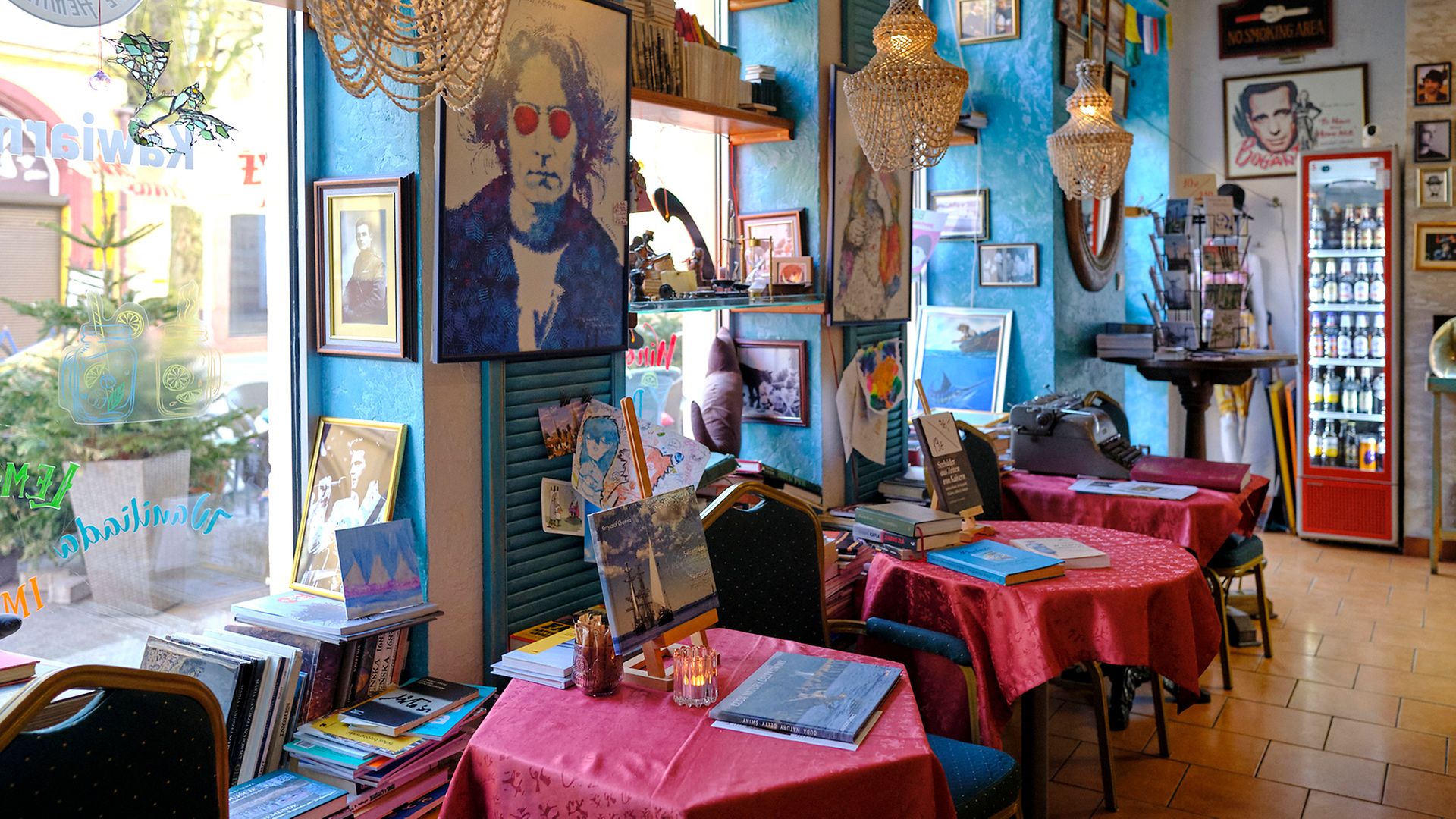 Farbenfroh eingerichteter Gastraum des Cafés Hemingway in Swinemünde