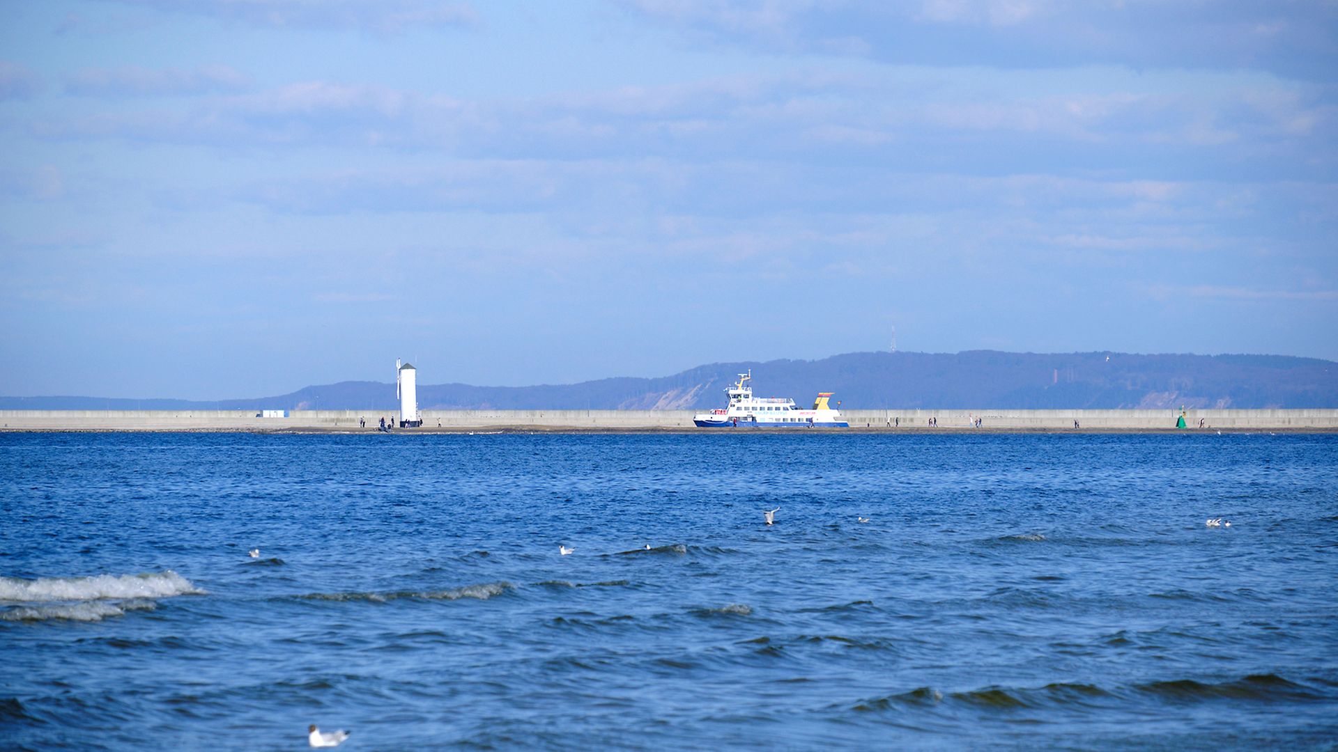 Blick vom Swinemünder Strand zur Mühlenbake, einem Seezeichen