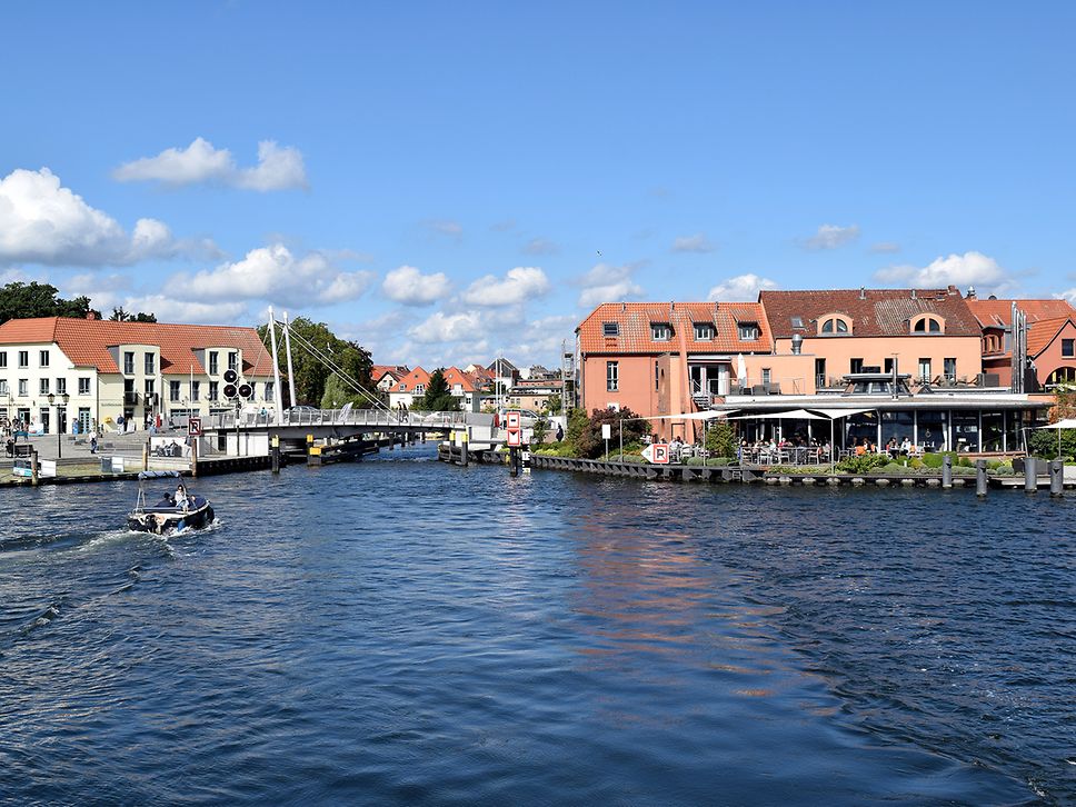 Ansicht der Inselstadt Malchow mit der Drehbrücke an der Müritz-Elde-Wasserstraße 