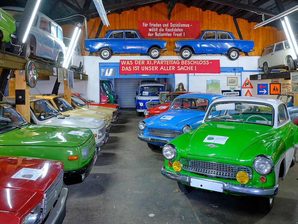 Eine Halle im DDR-Museum in Dargen auf Usedom mit vielen Autos, darunter Trabi, Wartburg und Lada