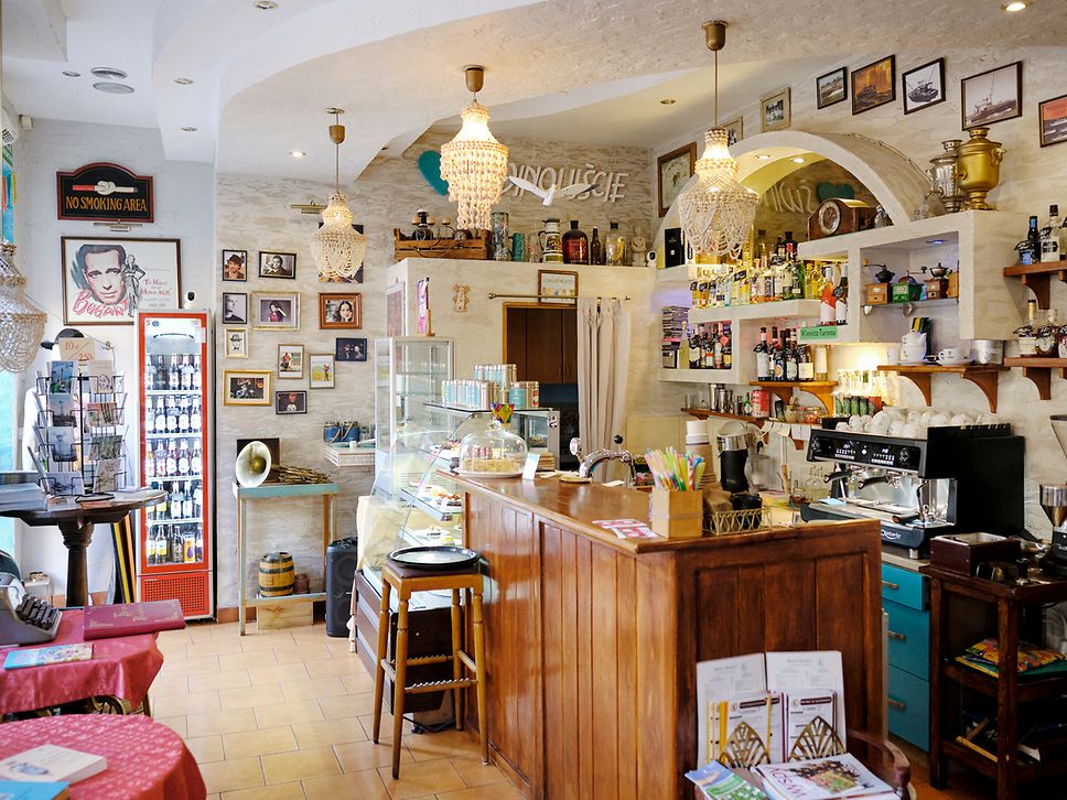 Bilder an den Wänden, Flaschen auf Regalen: Die Theke im „El Papa – Café Hemingway“ in Swinemünde