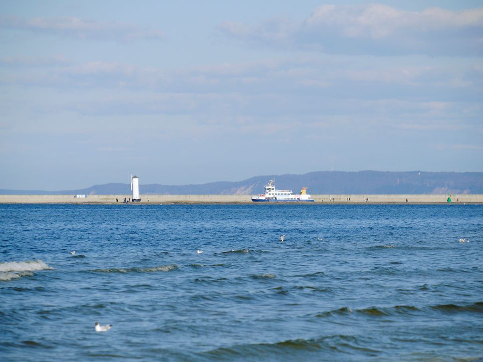 Die sanften Wellen der Ostsee vor der Westmole von Swinemünde 