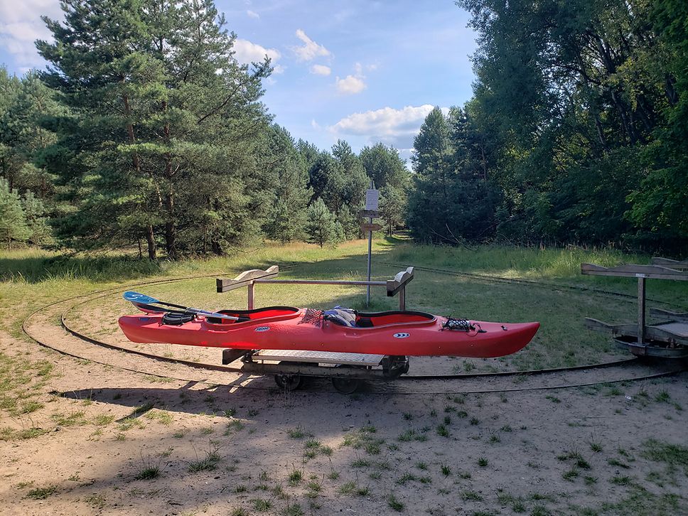 Ein rotes Kanu auf der Lorenbahn zwischen Schulzensee und Pagelsee 