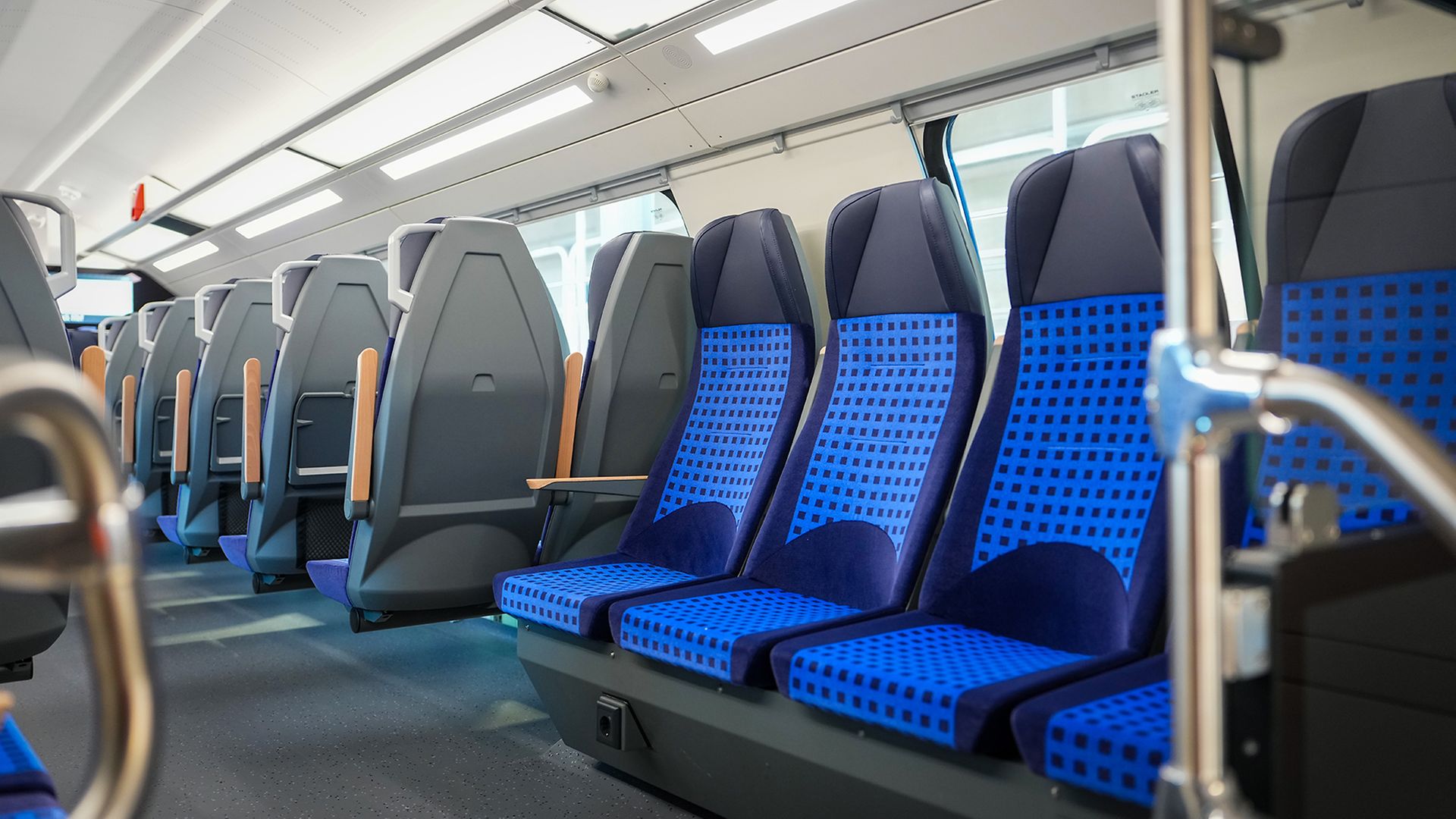 Querreihe mit vier Sitzen im Oberdeck eines Doppelstock-Zuges