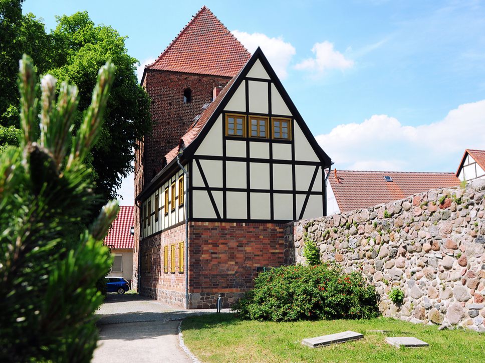 Das Stadtmuseum Pasewalk ist ein roter Backsteinbau mit Fachwerk-Aufsatz