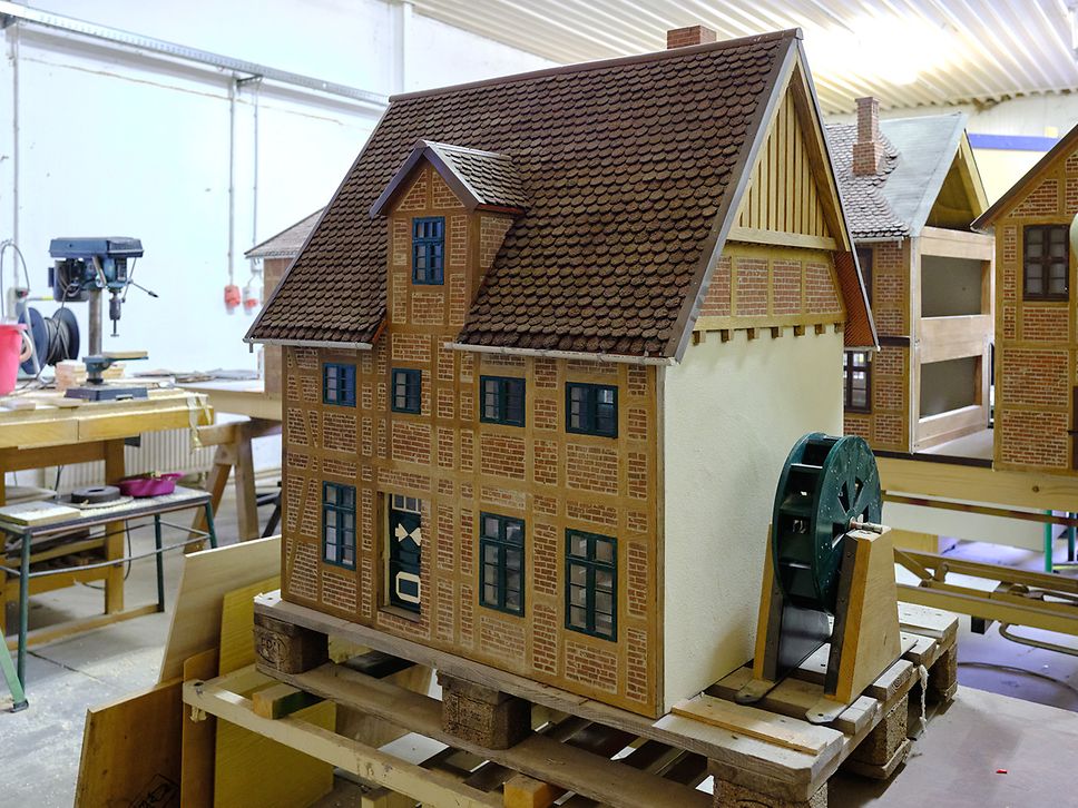 Die alte Wassermühle von Bützow mit Mühlrad steht noch in der Werkstatt der Miniaturstadt