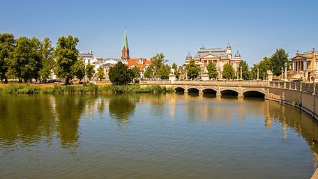 Blick auf Stadtsilhouette von Schwerin mit See im Vordergrund