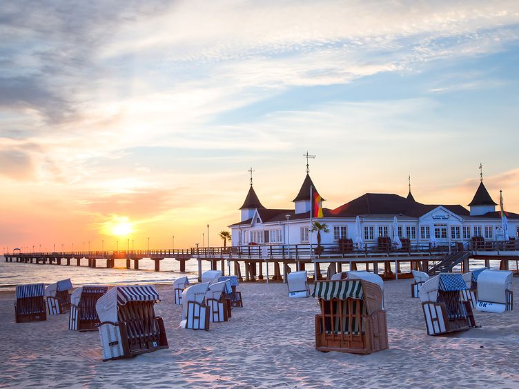 Seebrücke und Strandkörbe in Ahlbeck auf Usedom bei Sonnenuntergang