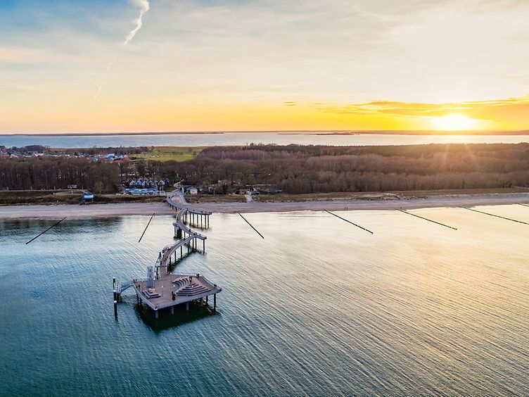 Luftaufnahme der neuen Seebrücke in Koserow auf Usedom