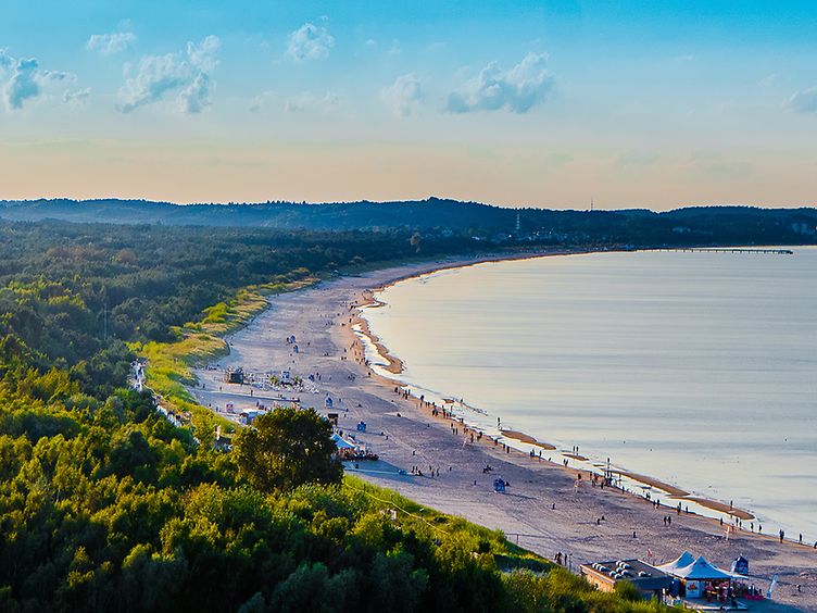 Luftaufnahme des Küstenstreifens bei Swinemünde auf Usedom