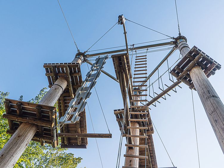 Hölzerne Plattform vor blauem Himmel im Kletterwald bei Schwaan