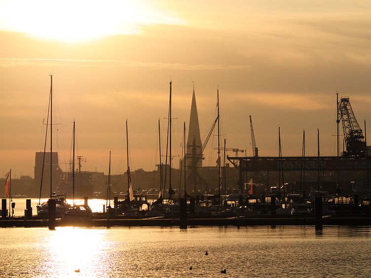 Blick auf den Rostocker Stadthafen bei Sonnenaufgang