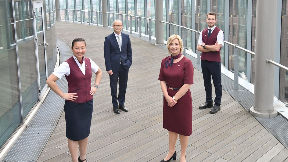 Gruppenbild von vier DB Mitarbeiterinnen und Mitarbeitern sowie dem Personalvorstand der Bahn Martin Seiler.